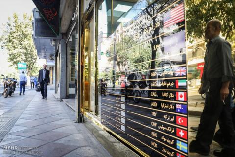 دلار در پستوی برخی صرافیها