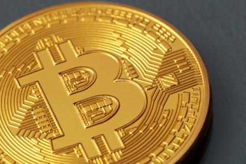 عبور بیتکوین از مرز ۸۰۰۰ دلار برای اولین بار
