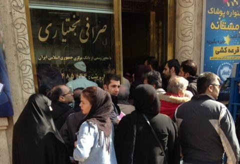 پای حرفهای خریداران دلار